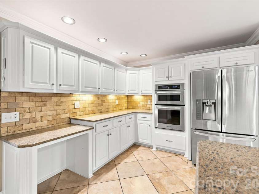 3906 Wandering Lane, Hickory, NC 28601.  MLS# CAR4410839, YatesRealty ID 43911. 