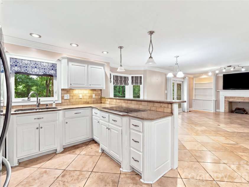 3906 Wandering Lane, Hickory, NC 28601.  MLS# CAR4410839, YatesRealty ID 43911. 