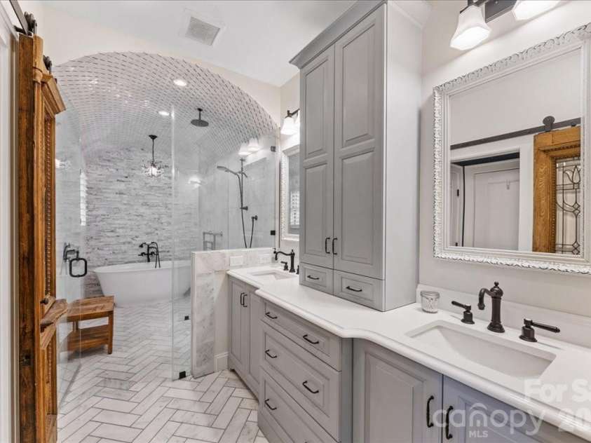 1010 River Oaks Lane, Charlotte, NC 28226.  MLS# CAR4354523, YatesRealty ID 43915. 
