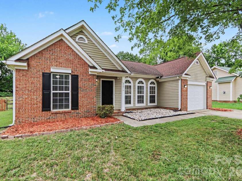 9507 Misty Arbor Way, Charlotte, NC 28269.  MLS# CAR4404552, YatesRealty ID 43917. 