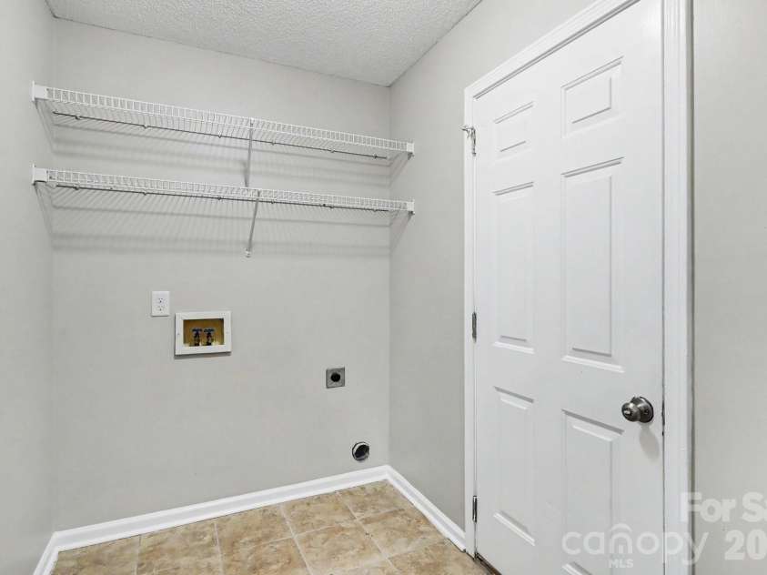 9507 Misty Arbor Way, Charlotte, NC 28269.  MLS# CAR4404552, YatesRealty ID 43917. 