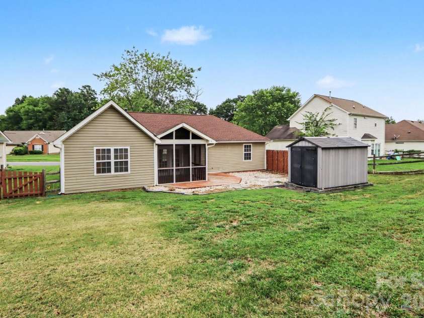 9507 Misty Arbor Way, Charlotte, NC 28269.  MLS# CAR4404552, YatesRealty ID 43917. 