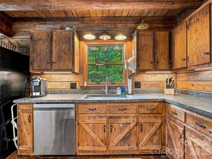 267 Trillium Lane, Burnsville, NC 28714.  MLS# CAR4413454, YatesRealty ID 43919. 