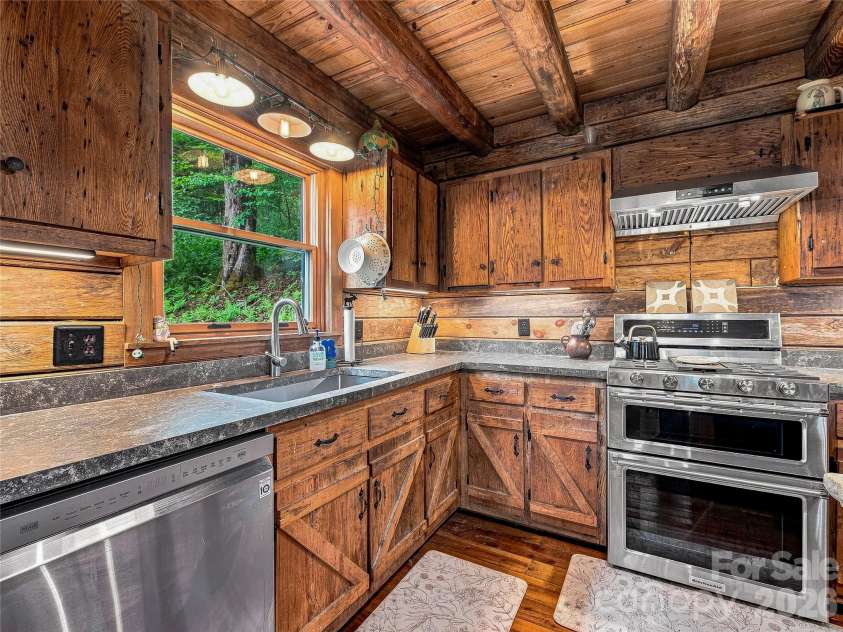 267 Trillium Lane, Burnsville, NC 28714.  MLS# CAR4413454, YatesRealty ID 43919. 