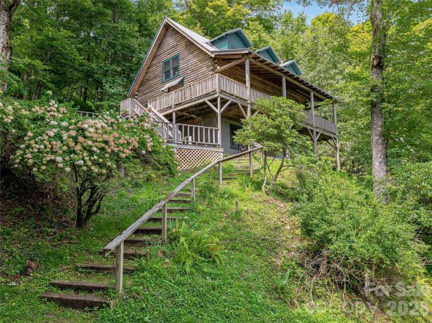 267 Trillium Lane, Burnsville, NC 28714.  MLS# CAR4413454, YatesRealty ID 43919. 
