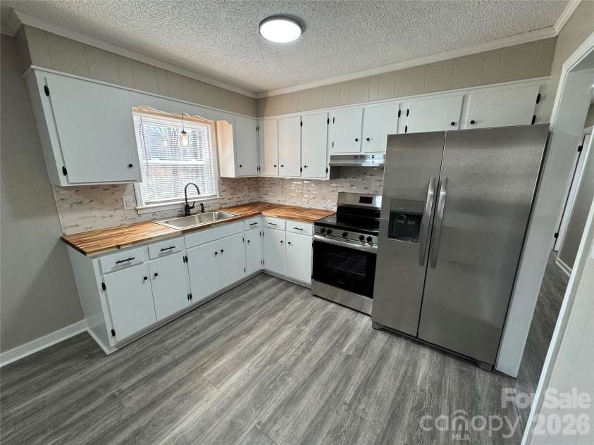 510 Belfast Drive, Gastonia, NC 28052.  MLS# CAR4356032, YatesRealty ID 4392. Kitchen