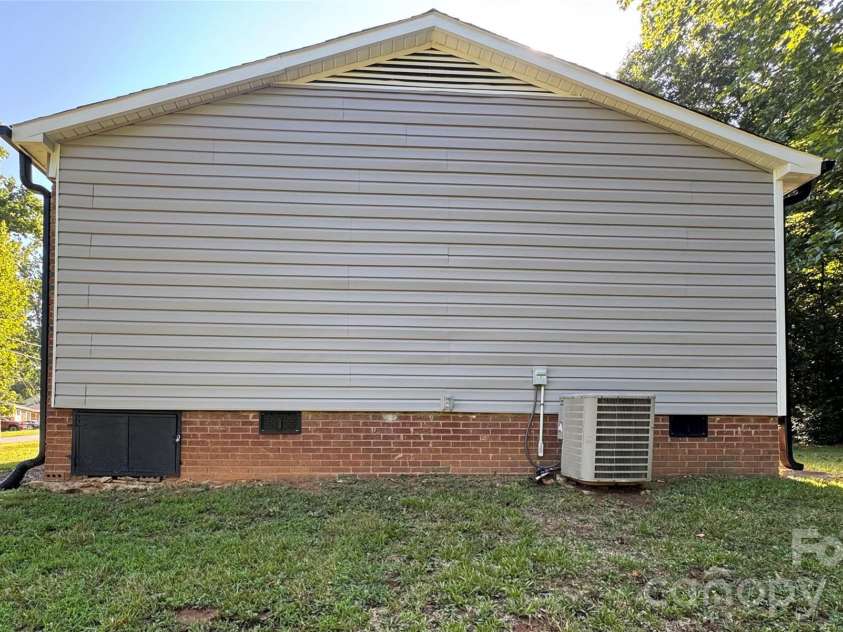 510 Belfast Drive, Gastonia, NC 28052.  MLS# CAR4356032, YatesRealty ID 4392. Right Side