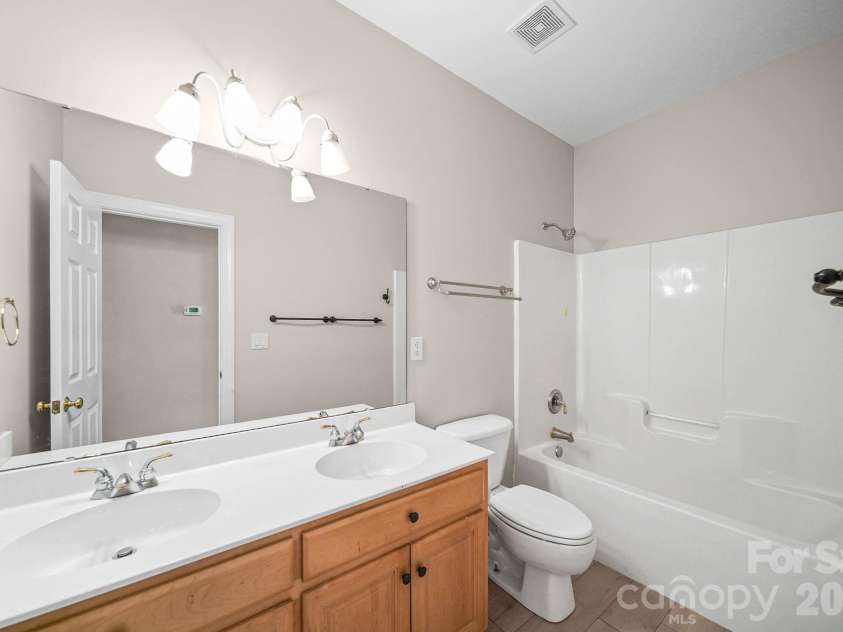 3489 Fieldstone Drive, Gastonia, NC 28056.  MLS# CAR4413911, YatesRealty ID 43922. Full Bathroom 2