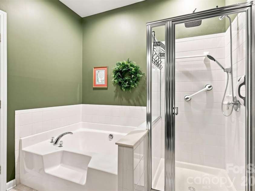 206 Horizon Circle, Rock Hill, SC 29732.  MLS# CAR4412143, YatesRealty ID 43924. Master bath