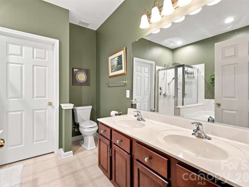 206 Horizon Circle, Rock Hill, SC 29732.  MLS# CAR4412143, YatesRealty ID 43924. Master bath and walk in closet