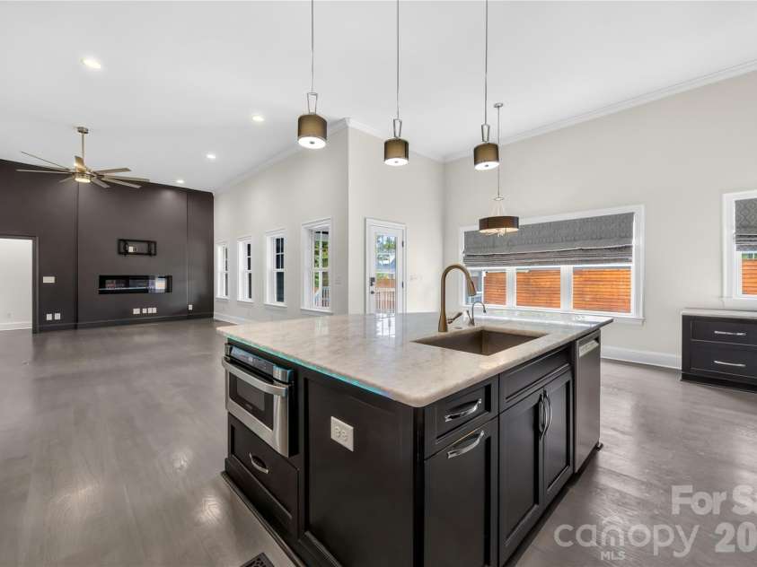 129 Aqua Drive, Mooresville, NC 28117.  MLS# CAR4413727, YatesRealty ID 43925. 