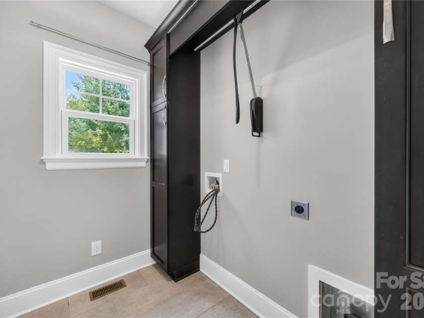 129 Aqua Drive, Mooresville, NC 28117.  MLS# CAR4413727, YatesRealty ID 43925. 