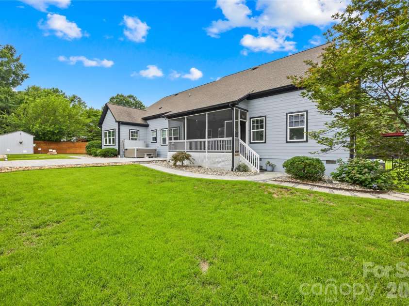 129 Aqua Drive, Mooresville, NC 28117.  MLS# CAR4413727, YatesRealty ID 43925. 