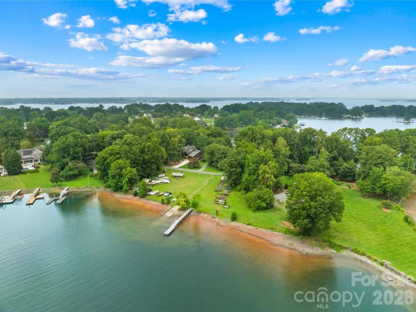 129 Aqua Drive, Mooresville, NC 28117.  MLS# CAR4413727, YatesRealty ID 43925. 