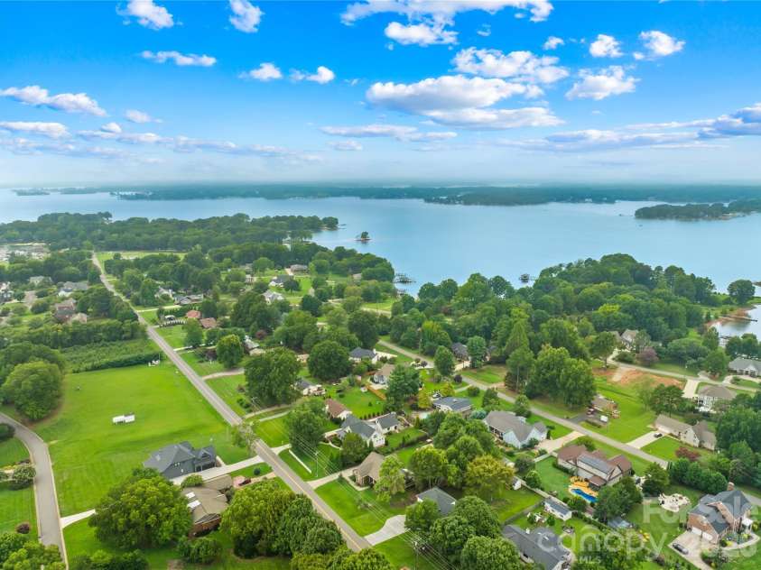 129 Aqua Drive, Mooresville, NC 28117.  MLS# CAR4413727, YatesRealty ID 43925. 