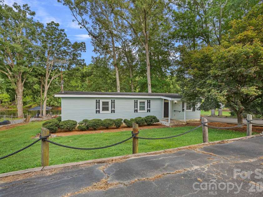 218 Lineberger Drive, Mooresville, NC 28117.  MLS# CAR4414415, YatesRealty ID 43929. 