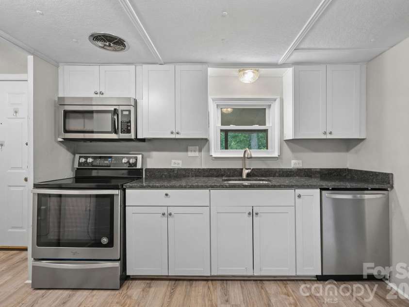 218 Lineberger Drive, Mooresville, NC 28117.  MLS# CAR4414415, YatesRealty ID 43929. 