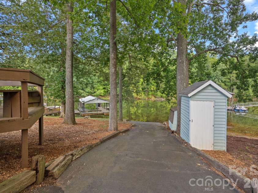 218 Lineberger Drive, Mooresville, NC 28117.  MLS# CAR4414415, YatesRealty ID 43929. Boat Ramp