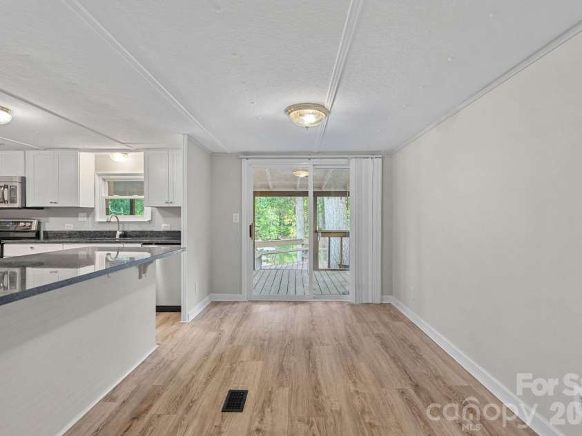 218 Lineberger Drive, Mooresville, NC 28117.  MLS# CAR4414415, YatesRealty ID 43929. Dining area