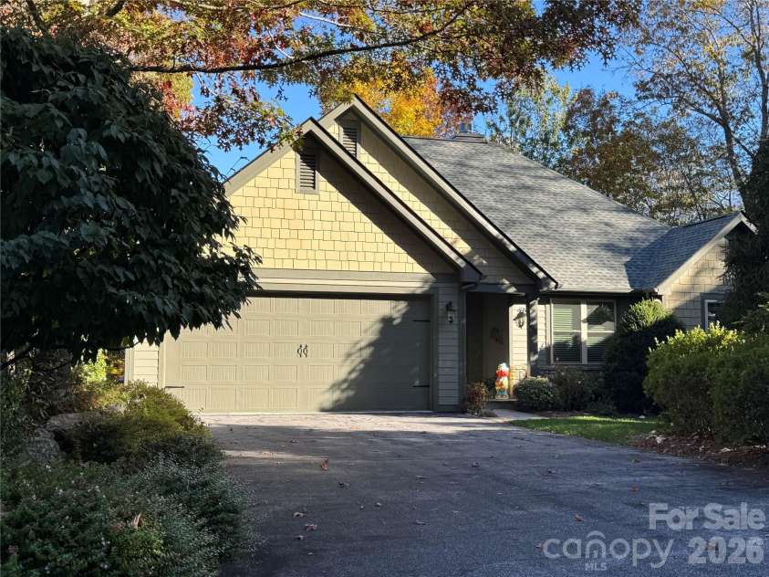 894 Dunroy Drive, Hendersonville, NC 28739.  MLS# CAR4379166, YatesRealty ID 4393. 