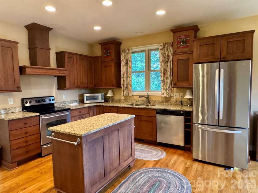 894 Dunroy Drive, Hendersonville, NC 28739.  MLS# CAR4379166, YatesRealty ID 4393. 