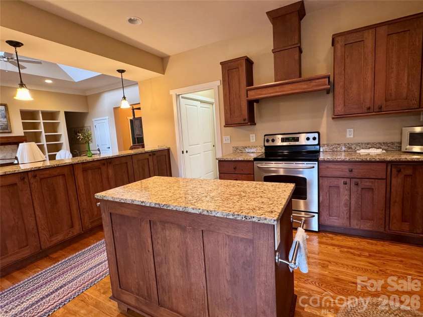 894 Dunroy Drive, Hendersonville, NC 28739.  MLS# CAR4379166, YatesRealty ID 4393. 