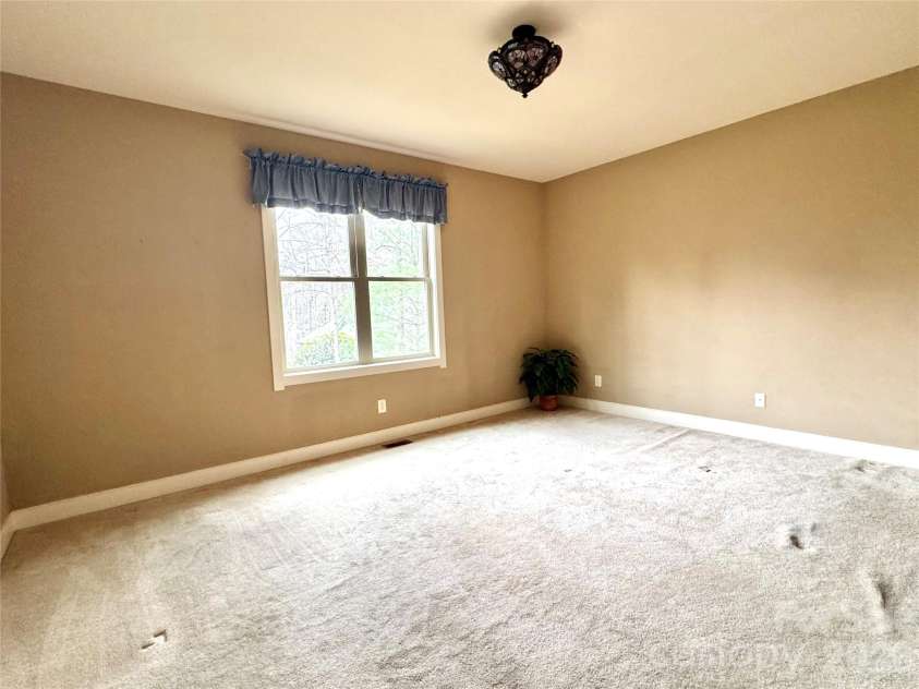894 Dunroy Drive, Hendersonville, NC 28739.  MLS# CAR4379166, YatesRealty ID 4393. 