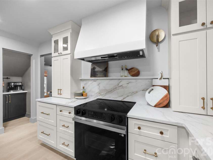 635 Trail Ridge Road, Matthews, NC 28105.  MLS# CAR4414225, YatesRealty ID 43932. 