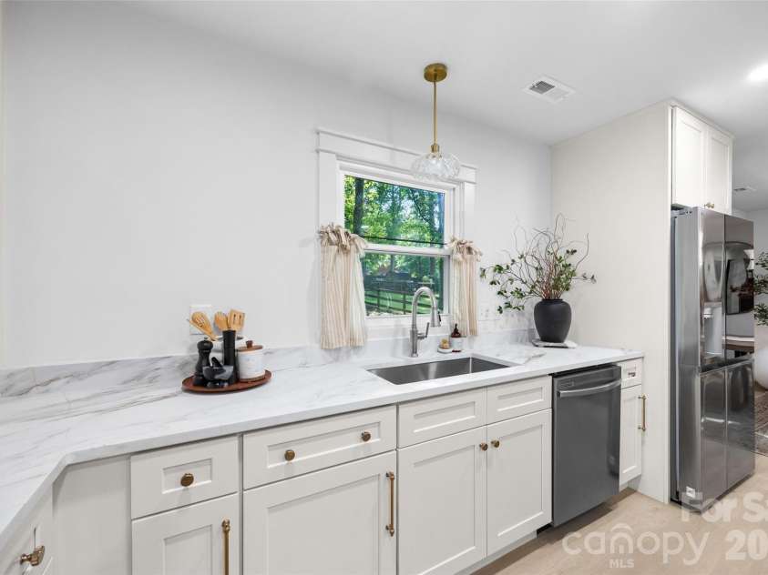 635 Trail Ridge Road, Matthews, NC 28105.  MLS# CAR4414225, YatesRealty ID 43932. 