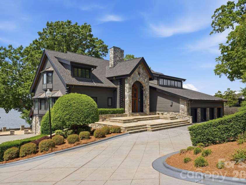 9715 Nine Eagles Lane, Charlotte, NC 28278.  MLS# CAR4382620, YatesRealty ID 43937. 