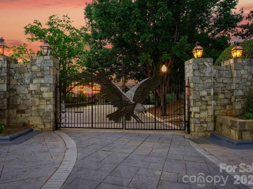 9715 Nine Eagles Lane, Charlotte, NC 28278.  MLS# CAR4382620, YatesRealty ID 43937. 