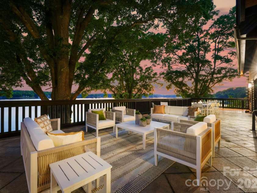 9715 Nine Eagles Lane, Charlotte, NC 28278.  MLS# CAR4382620, YatesRealty ID 43937. 
