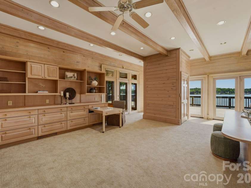 9715 Nine Eagles Lane, Charlotte, NC 28278.  MLS# CAR4382620, YatesRealty ID 43937. Lakeview Studio