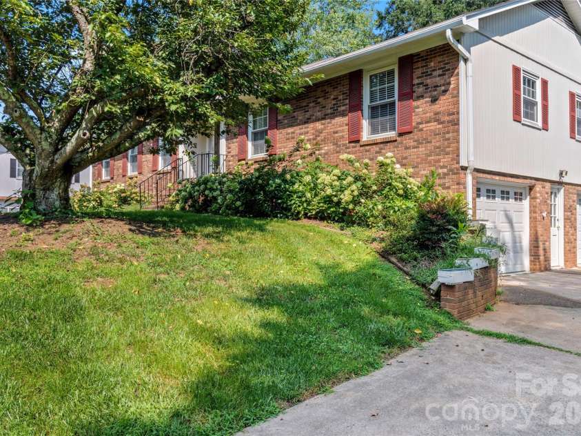 145 Stanwell Court, Clemmons, NC 27012.  MLS# CAR4413711, YatesRealty ID 43945. 