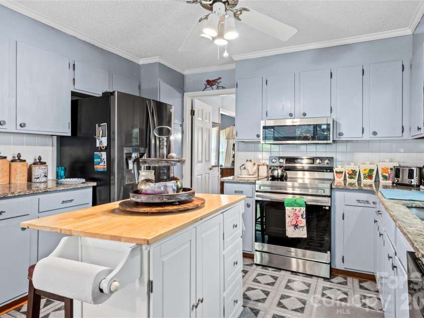 145 Stanwell Court, Clemmons, NC 27012.  MLS# CAR4413711, YatesRealty ID 43945. 