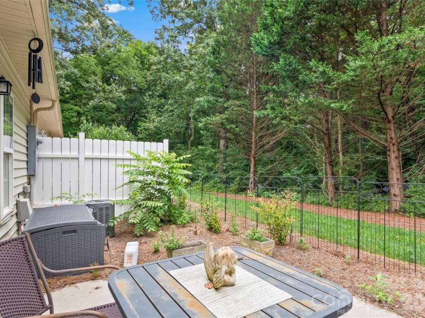 6142 Stadium Ridge Court, Clemmons, NC 27012.  MLS# CAR4408587, YatesRealty ID 43946. 