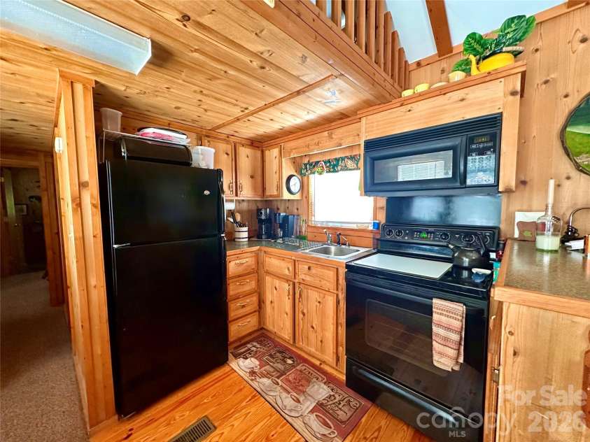 21 Bear Cub Drive, Spruce Pine, NC 28777.  MLS# CAR4410886, YatesRealty ID 43949. 