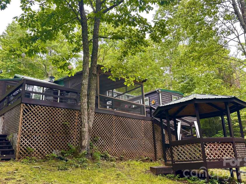 21 Bear Cub Drive, Spruce Pine, NC 28777.  MLS# CAR4410886, YatesRealty ID 43949. 