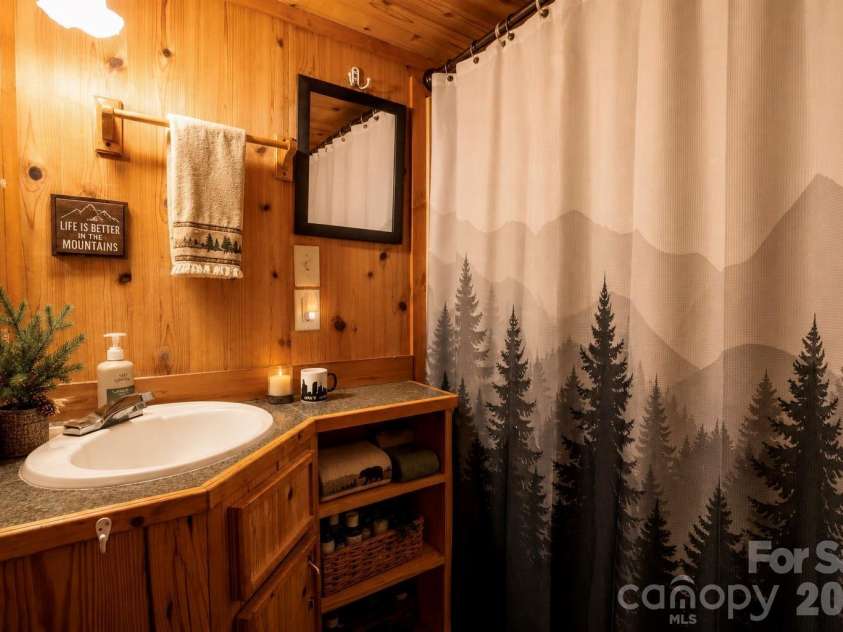 21 Bear Cub Drive, Spruce Pine, NC 28777.  MLS# CAR4410886, YatesRealty ID 43949. Bath 1 - Ai decor