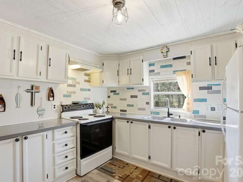 343 Carr Road, Dallas, NC 28034.  MLS# CAR4332893, YatesRealty ID 4395. Adorable kitchen at 343 Carr Road!