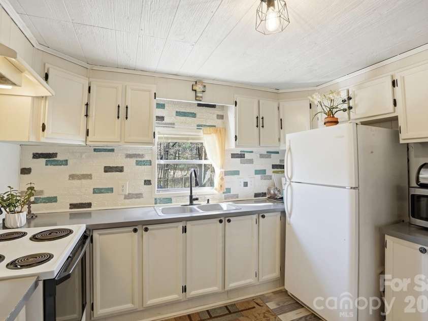 343 Carr Road, Dallas, NC 28034.  MLS# CAR4332893, YatesRealty ID 4395. Refrigerator conveys!