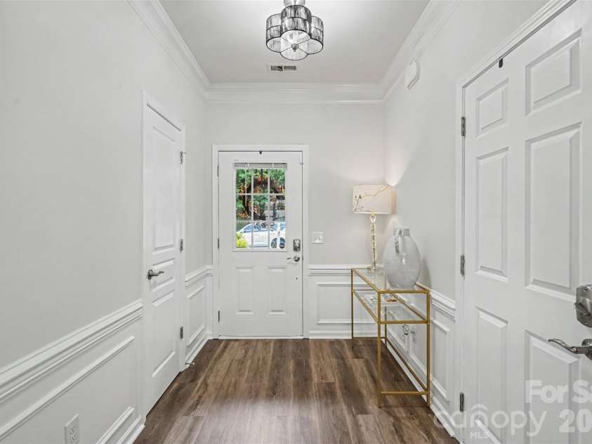 2447 Diplomat Lane, Charlotte, NC 28210.  MLS# CAR4411552, YatesRealty ID 43950. Foyer