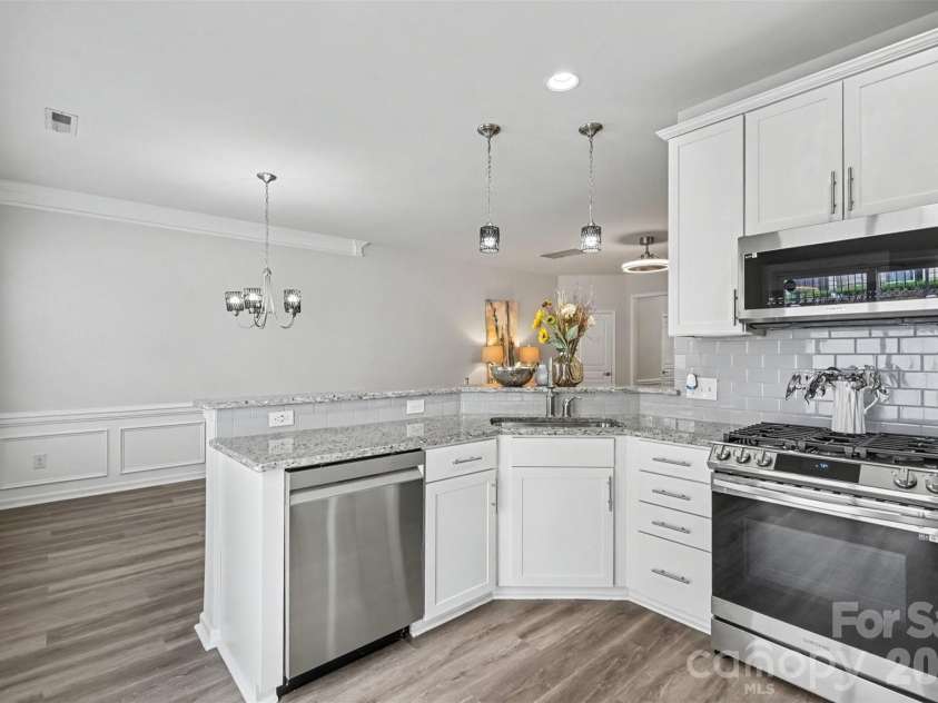 2447 Diplomat Lane, Charlotte, NC 28210.  MLS# CAR4411552, YatesRealty ID 43950. Kitchen/Dining Area