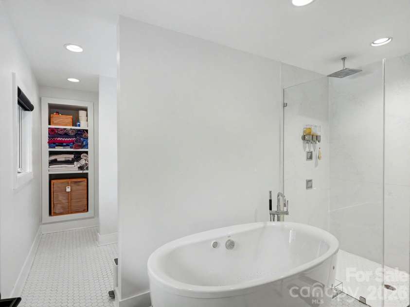 811 Lansdowne Road, Charlotte, NC 28270.  MLS# CAR4412881, YatesRealty ID 43958. Spa-inspired bath.