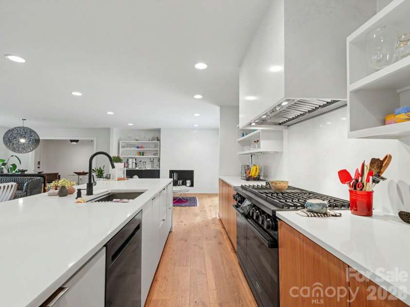 811 Lansdowne Road, Charlotte, NC 28270.  MLS# CAR4412881, YatesRealty ID 43958. Streamline, modern kitchen.