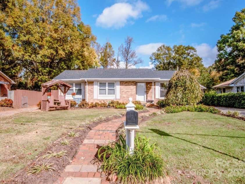834 Brookwood Drive, Mooresville, NC 28115.  MLS# CAR4196013, YatesRealty ID 4396. 