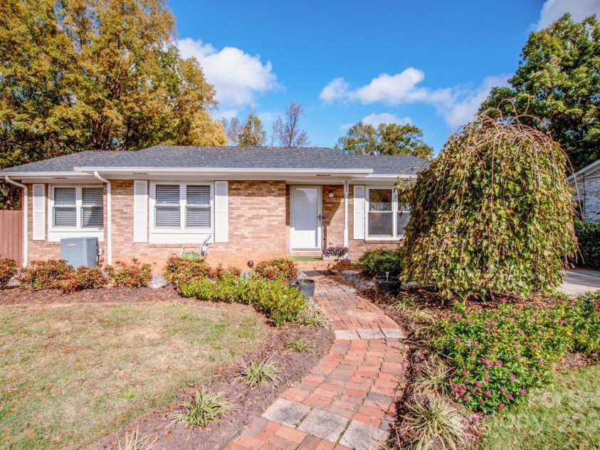 834 Brookwood Drive, Mooresville, NC 28115.  MLS# CAR4196013, YatesRealty ID 4396. 