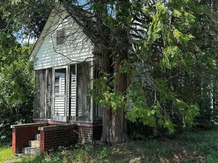 2811 Main Street, Kannapolis, NC 28081.  MLS# CAR4414203, YatesRealty ID 43960. Side porch off primary bedroom