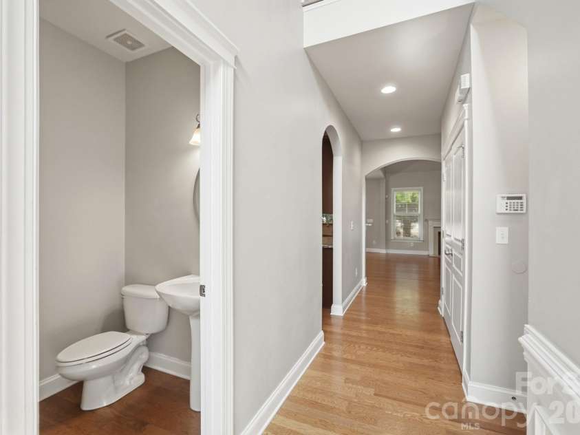 3016 Connells Point Avenue, Waxhaw, NC 28173.  MLS# CAR4413971, YatesRealty ID 43964. Entry to great room with half bath on left