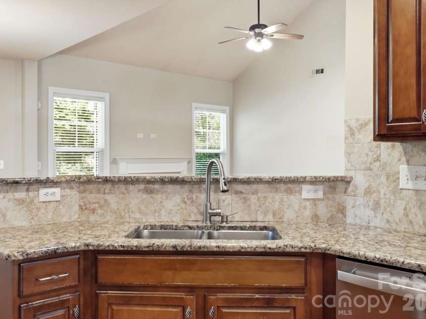 3016 Connells Point Avenue, Waxhaw, NC 28173.  MLS# CAR4413971, YatesRealty ID 43964. Granite countertop
